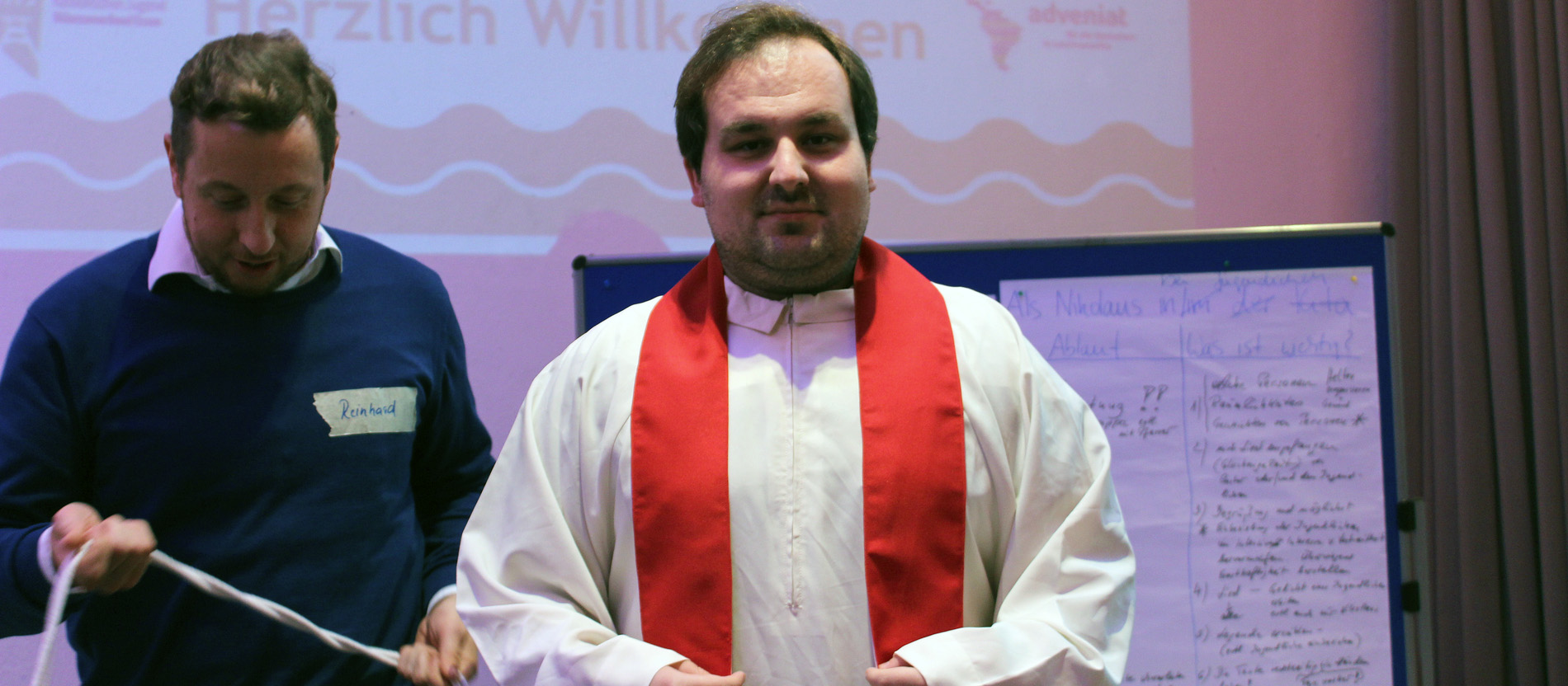 Katholisch.de-Redakteur Matthias Altmann wird zum Nikolaus. Nach dem Schultertuch kommen Albe und Stola dran.