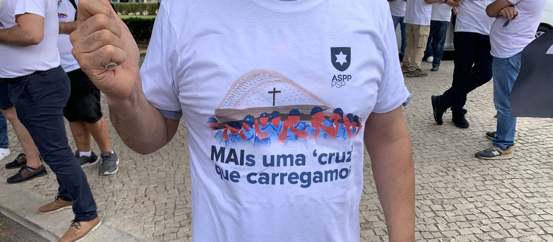 T-Shirts bei einer Demonstration am Rande des Weltjugendtags in Lissabon