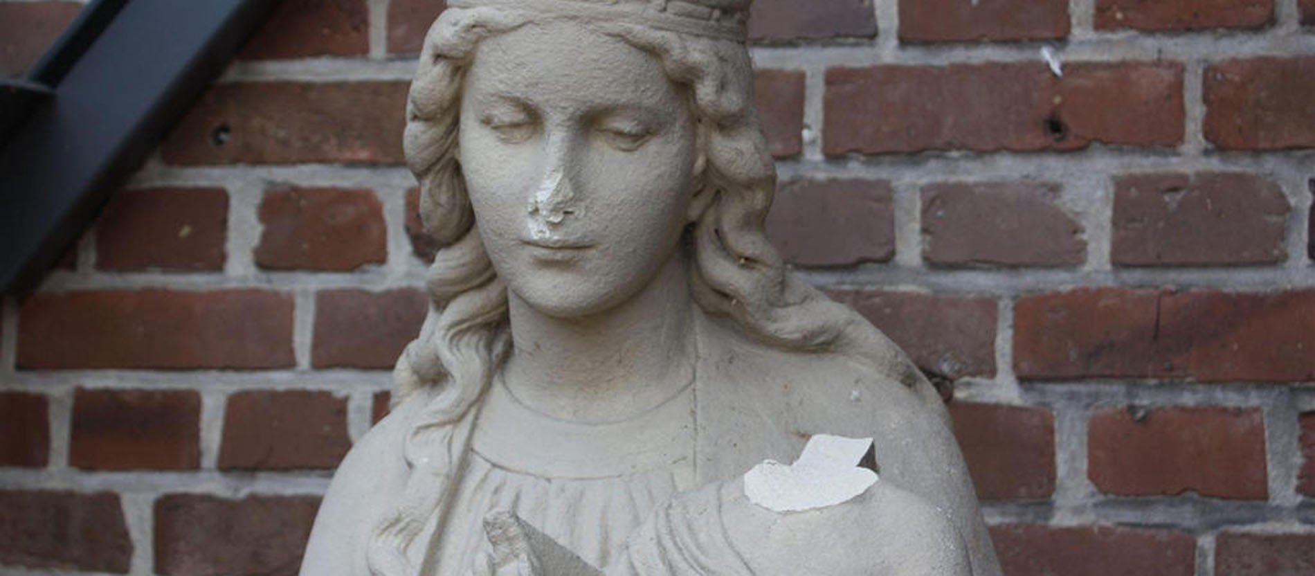 Christliche Statuen zerstört