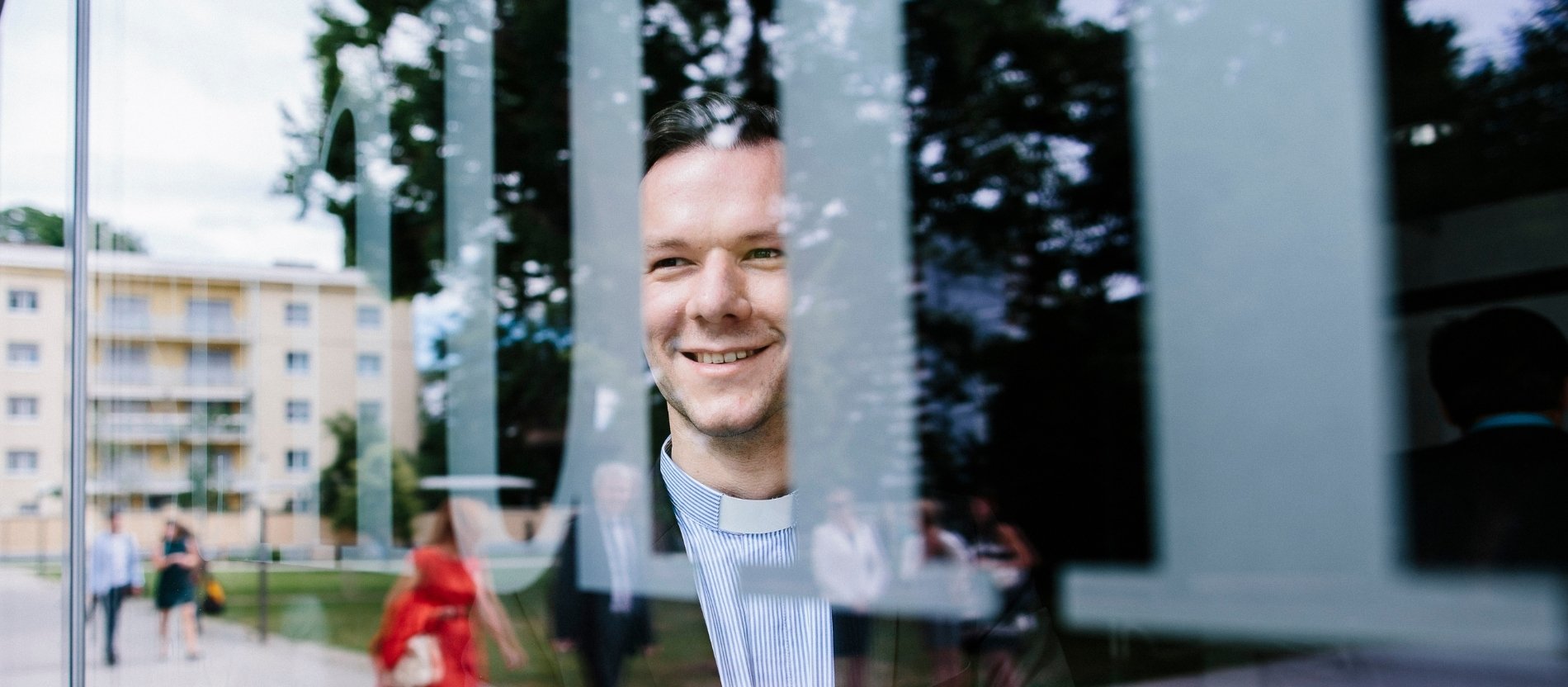 Der Grazer Regens Thorsten Schreiber schaut durch eine Glasscheibe