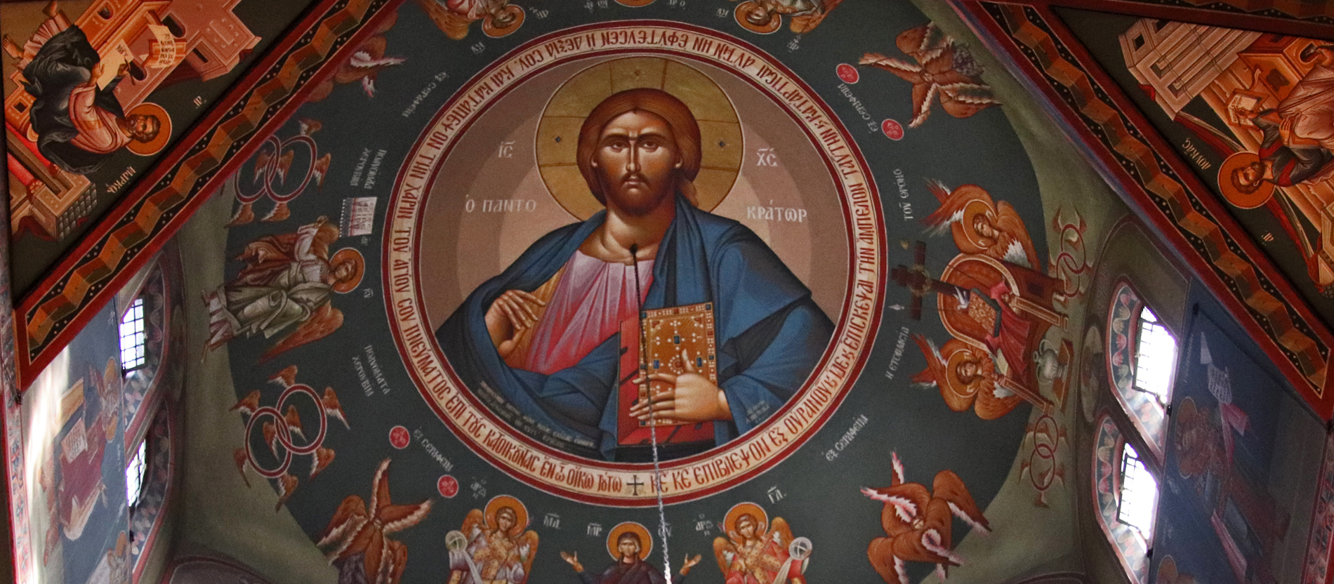 Einblick in die Kuppel der Metropolitankirche Agias Trias mit einer Christus-Ikone