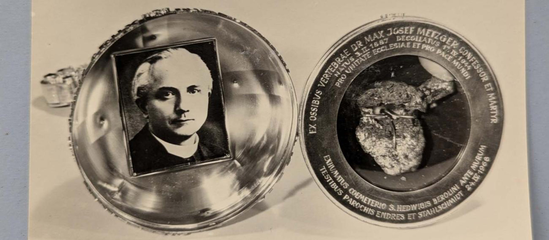 Ein Reliquiar mit einem Wirbel von Max Josef Metzger.