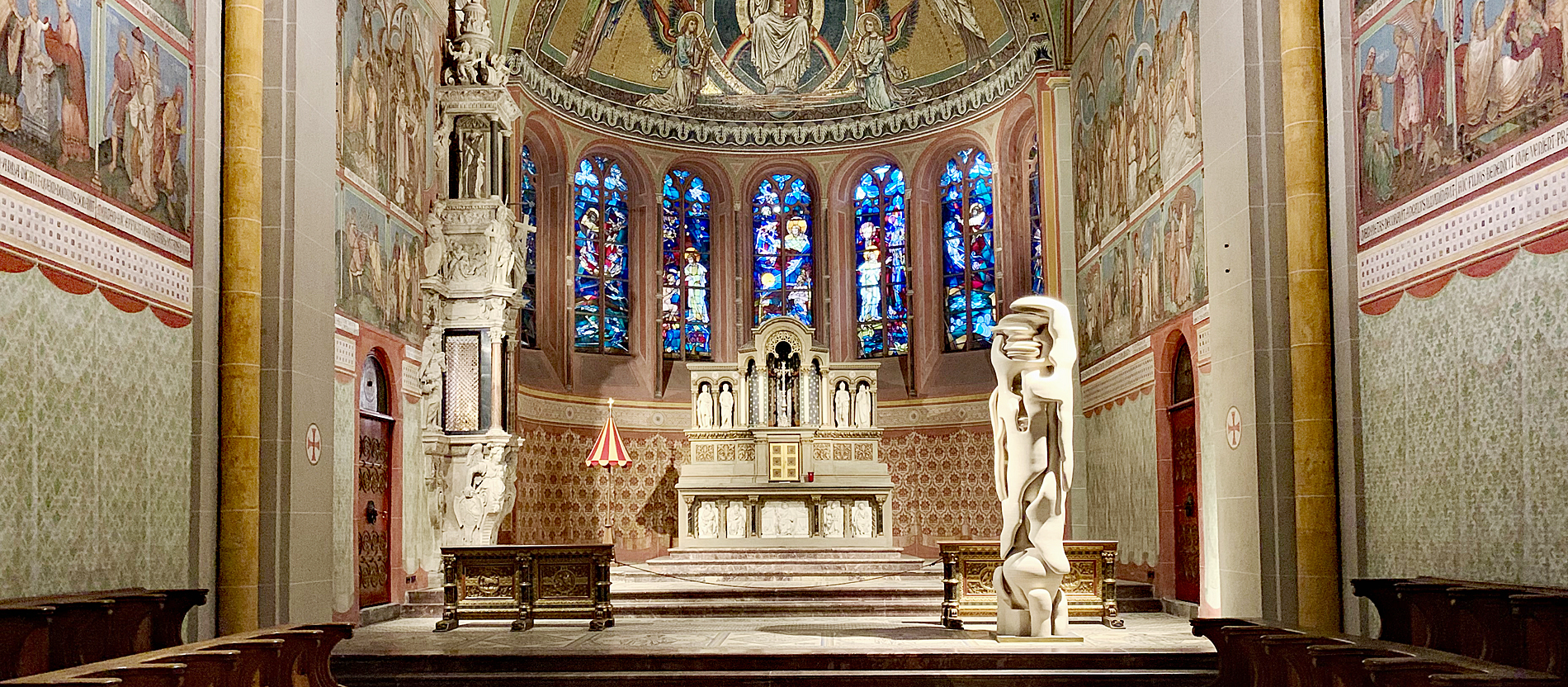 Der Hochaltar einer romanischen Kirche