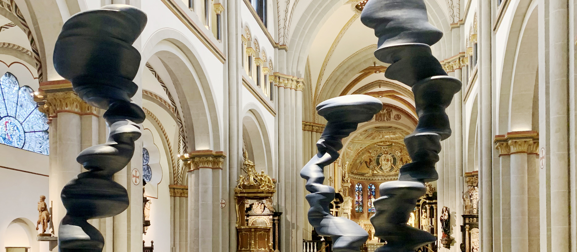 Moderne Skulpturen stehen im Bonner Münster