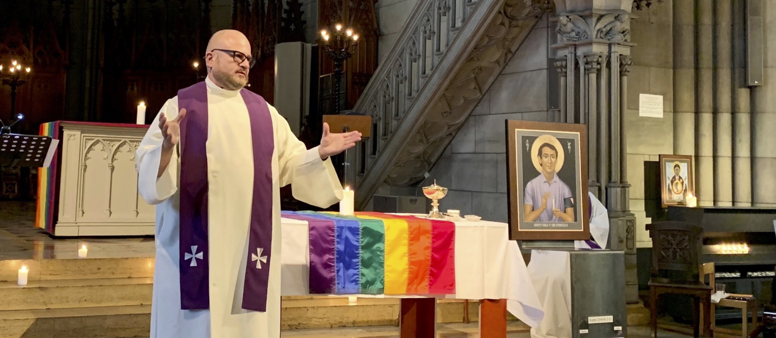 Frank Lorenz predigt in einem Regenbogengottesdienst