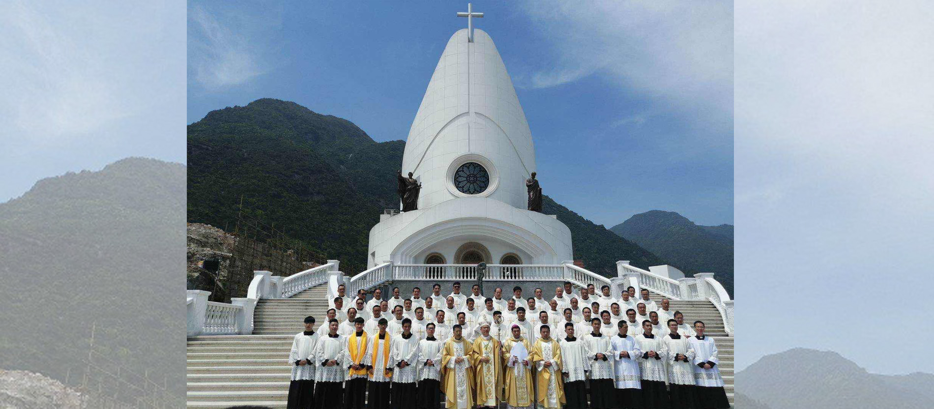 Bischöfe und Priester auf der großen Freitreppe vor der neuen Kathedrale der Diözese von Mindong.