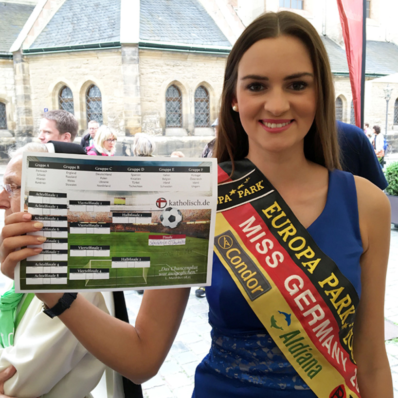 Spiel der Meister: Religionslehrerin Lena Bröder (Miss Germany) tippt, dass der Weltmeister auch Europameister wird. Deutschland schlägt Spanien im Endspiel mit 2:1.