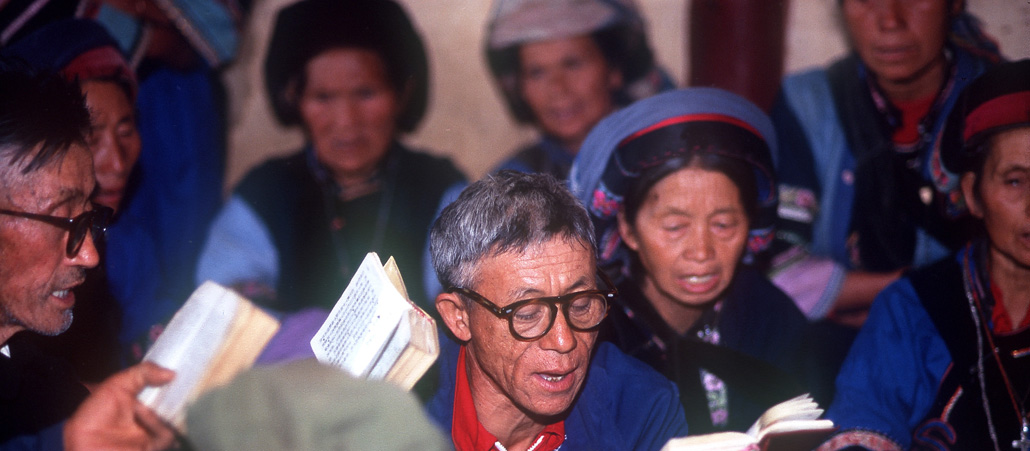 Chinesische Christen beten gemeinsam.