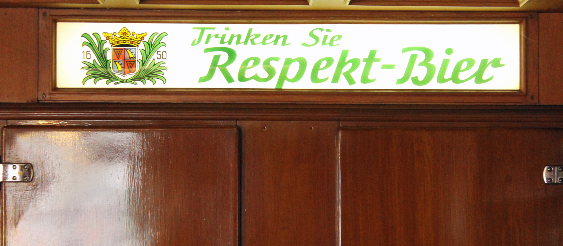Leuchtreklame mit dem Schriftzug 