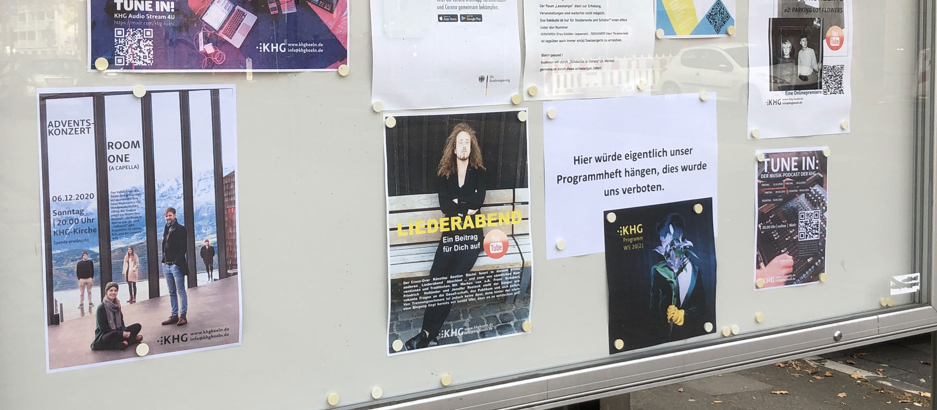 Schaukasten der KHG Köln mit einem Schild: 