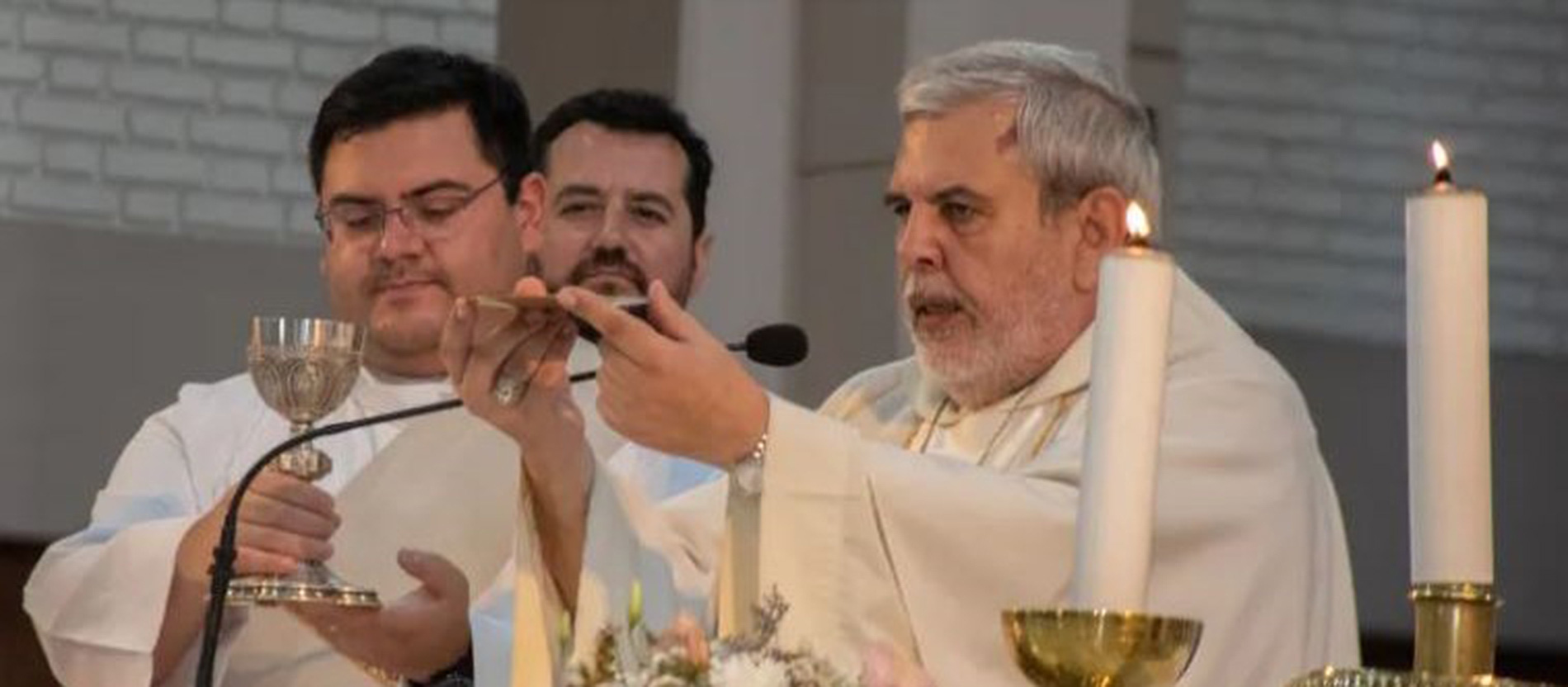 Bischof Gustavo Larrazábal (rechts) zelebriert die Messe