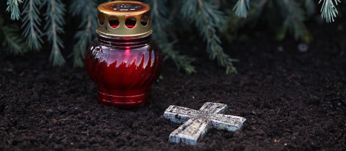 Friedhofskerze mit Kreuz