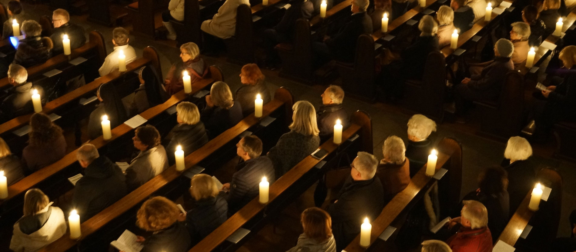 Volle Kirche Herz Jesu in Bad Godesberg zur Rorate-Messe