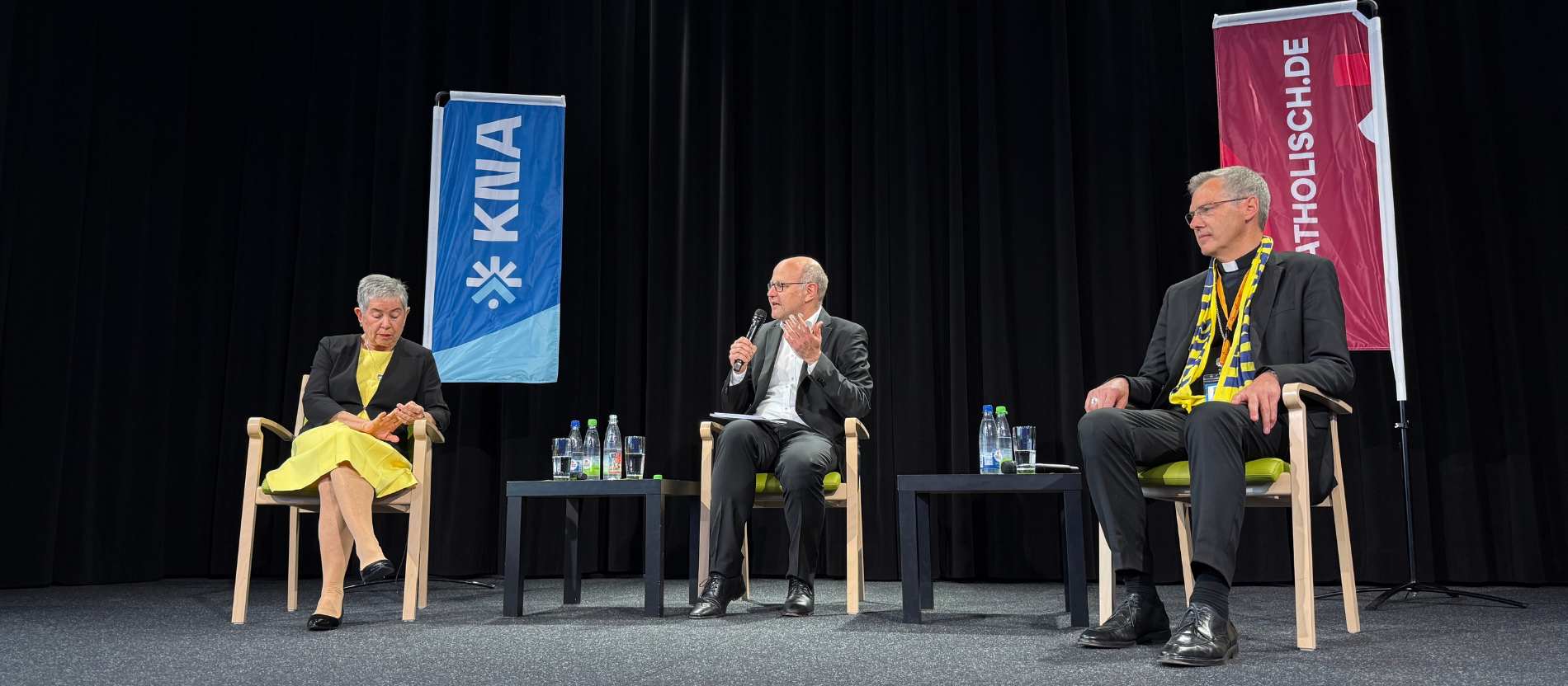 Irme Stetter-Karp (ZdK) und Bischof Heiner Wilmer (DBK) bei der Podiumsdiskussion