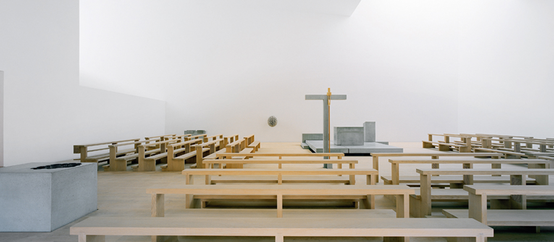 Der Innenraum der neu errichteten Kirche St. Nikolaus in Neuried.