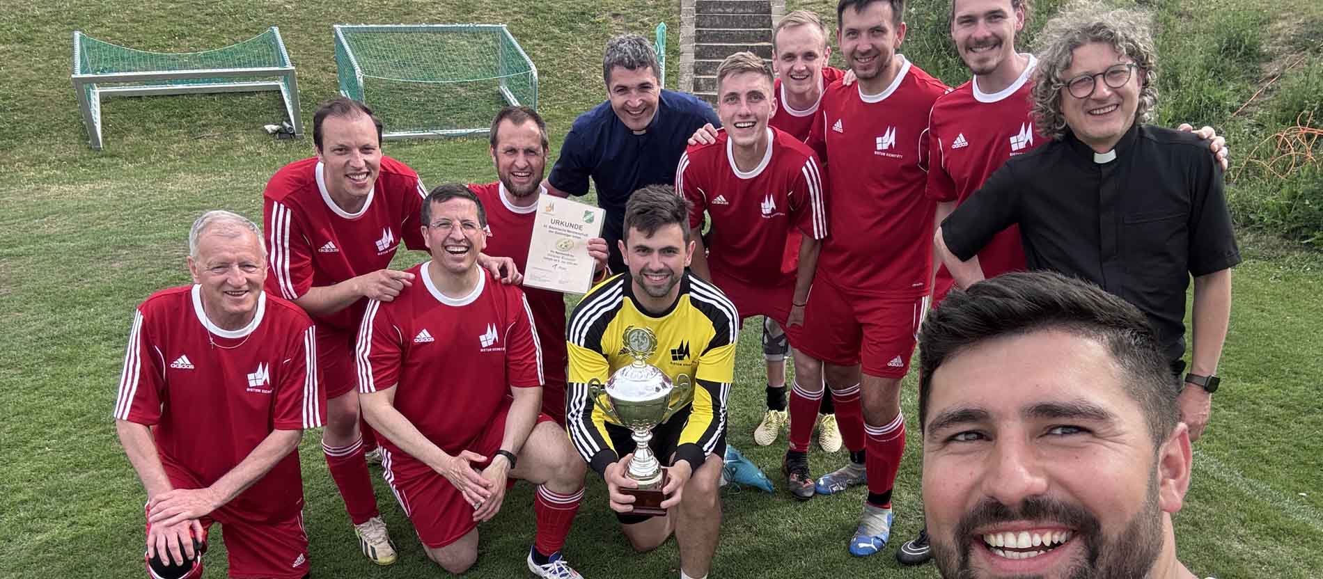 Das Bistum Eichstätt gewinnt in Wolframs-Eschenbach die bayerische Fußballmeisterschaft der Seelsorgenden 2026.