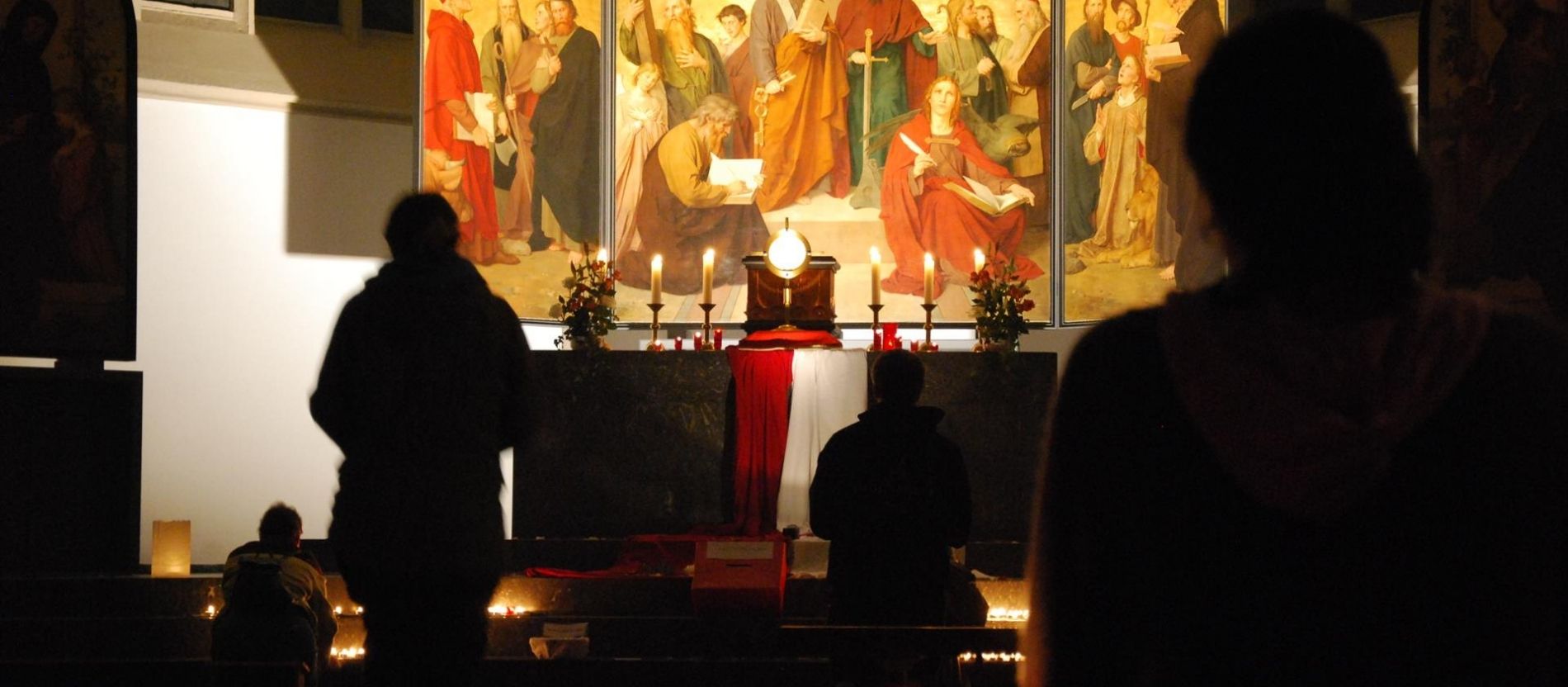 Eucharistische Anbetung bei einem "Nightfever"-Abend