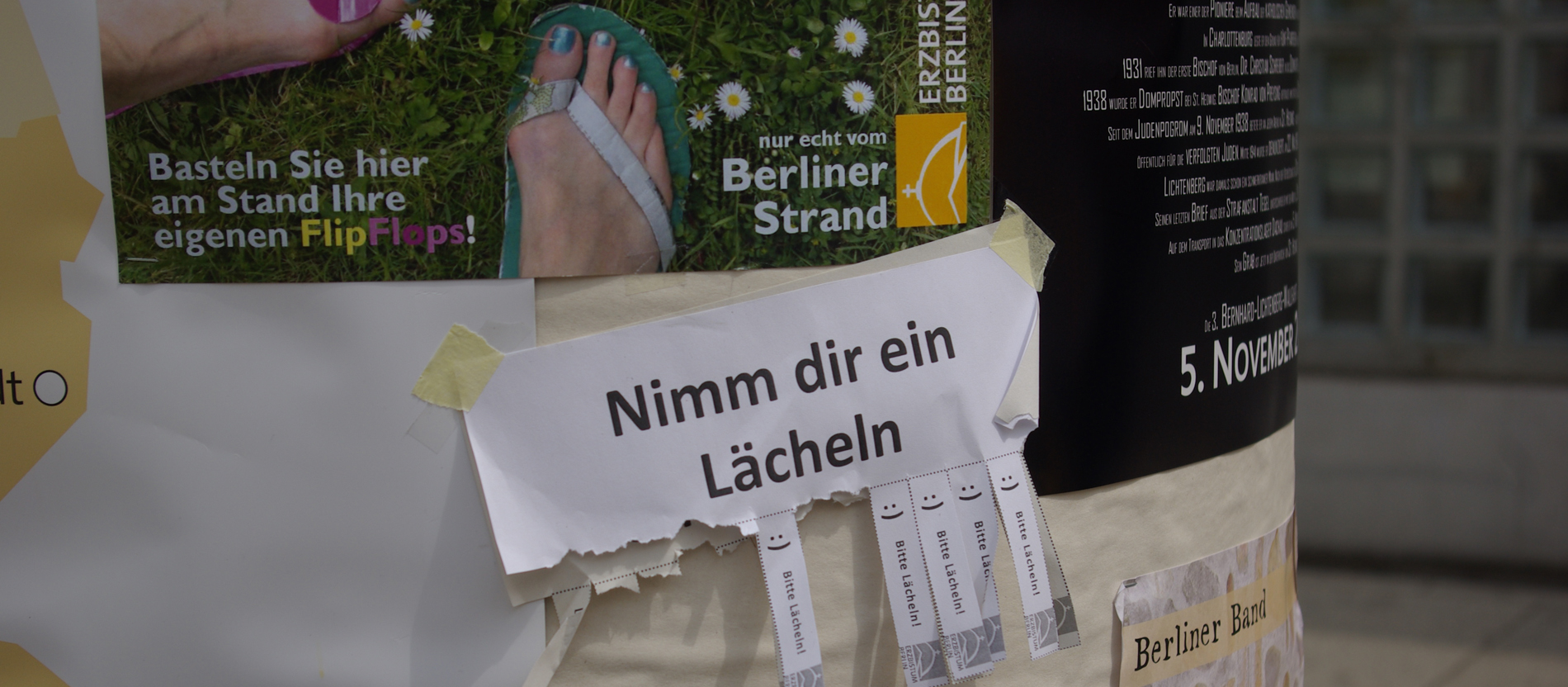 Am Stand des Berliner Erzbistums kann man ein Lächeln mitnehmen.