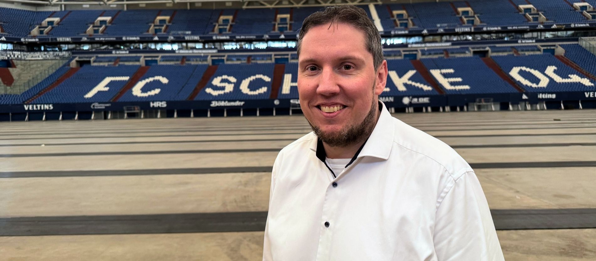 Kaplan Markus Nowag ist seit Juli 2025 Seelsorger in der Veltins-Arena.