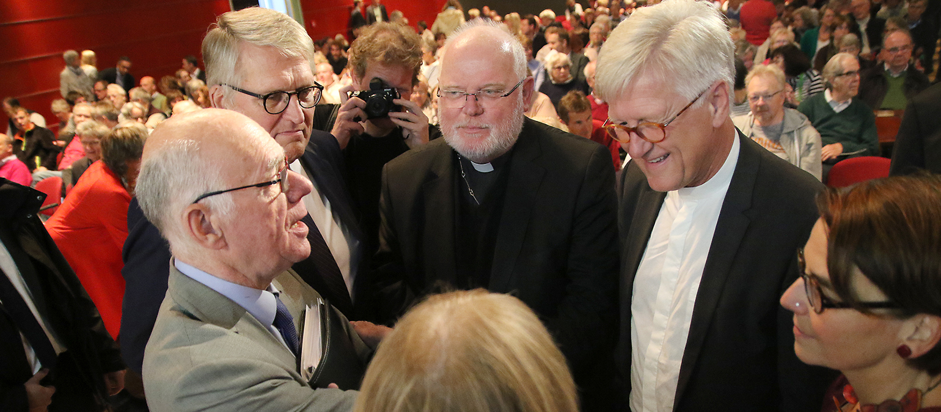 Bundestagspräsident Norbert Lammert, ZdK-Präsident Thomas Sternberg, Kardinal Reinhard Marx und EKD-Ratsvorsitzender Heinrich Bedford-Strohm im Gespräch.