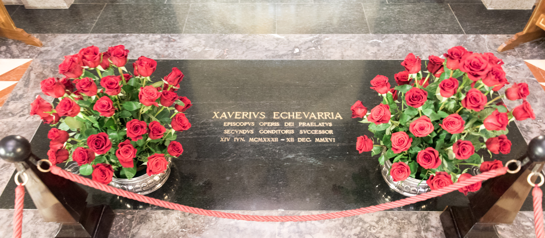 Eine schwarze Bodenplatte kennzeichnet das Grab des im Dezember 2016 verstorbenen Javier Echevarría.