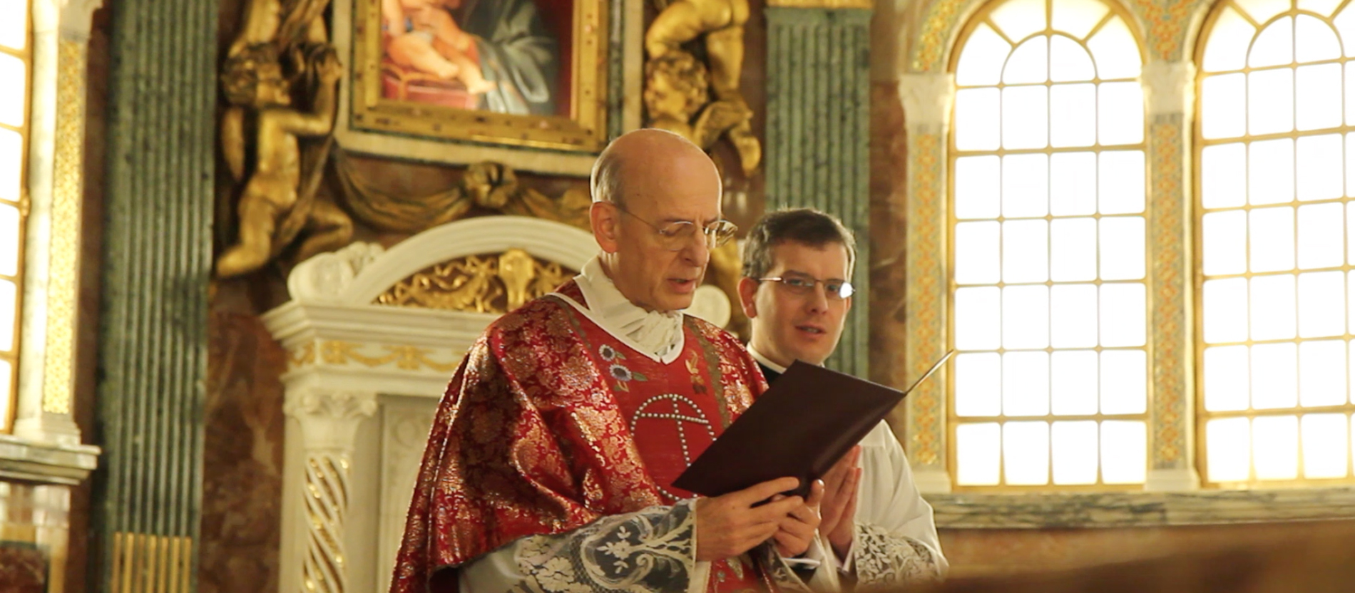 Der Auxiliarvikar des Opus Dei, Fernando Ocáriz Braña, liest etwas vor.