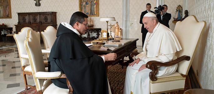 Ordensmeister P. Gerard Timoner und Papst Franziskus