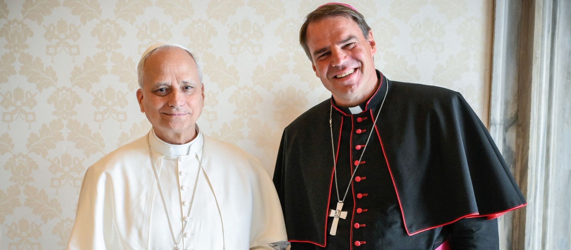 Papst Leo XIV. empfängt Stefan Oster, Bischof von Passau, am 8. September 2025 im Vatikan.