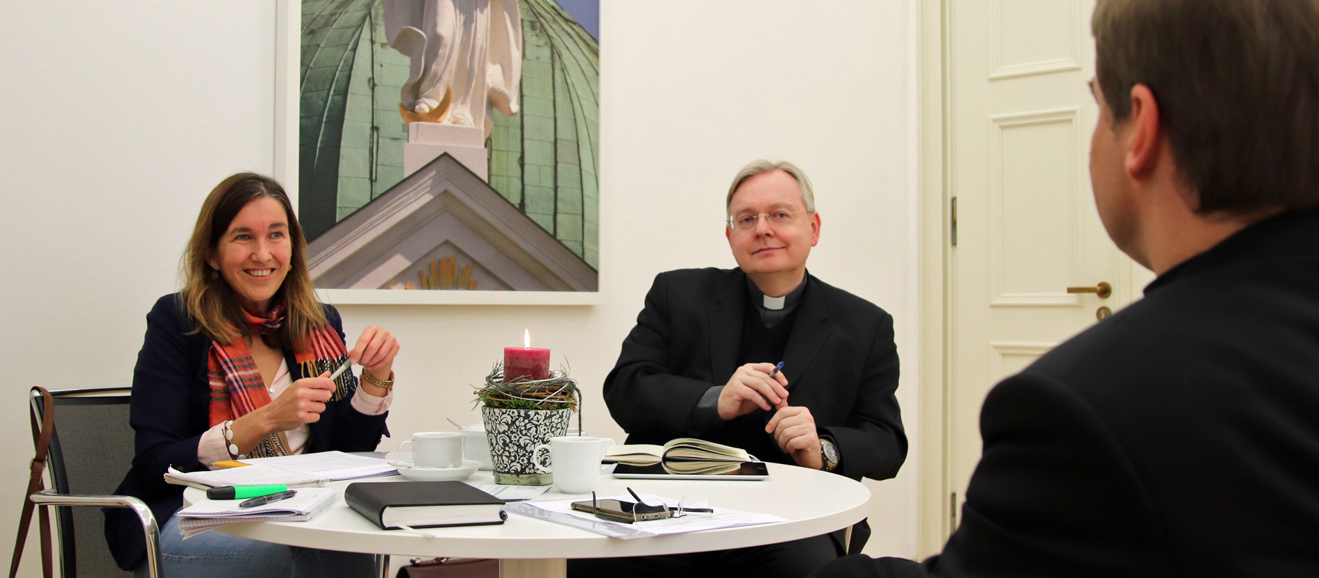 Wie geht es weiter mit der Neuevangelisierung im Bistum Passau? Besprechung mit Hans Bauernfeind, dem Leiter der Kommission für Neuevangelisierung, und Referentin Ingrid Wagner.