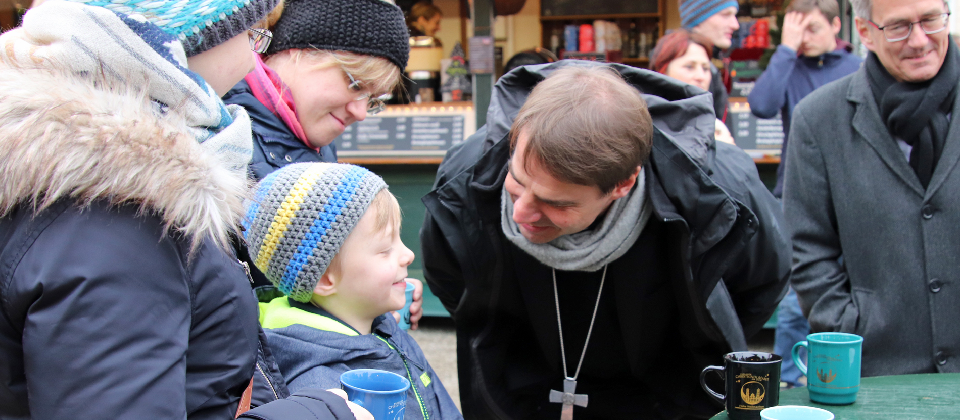 Da verstehen sich zwei: Bischof Oster und der 8-jährige Jakob.