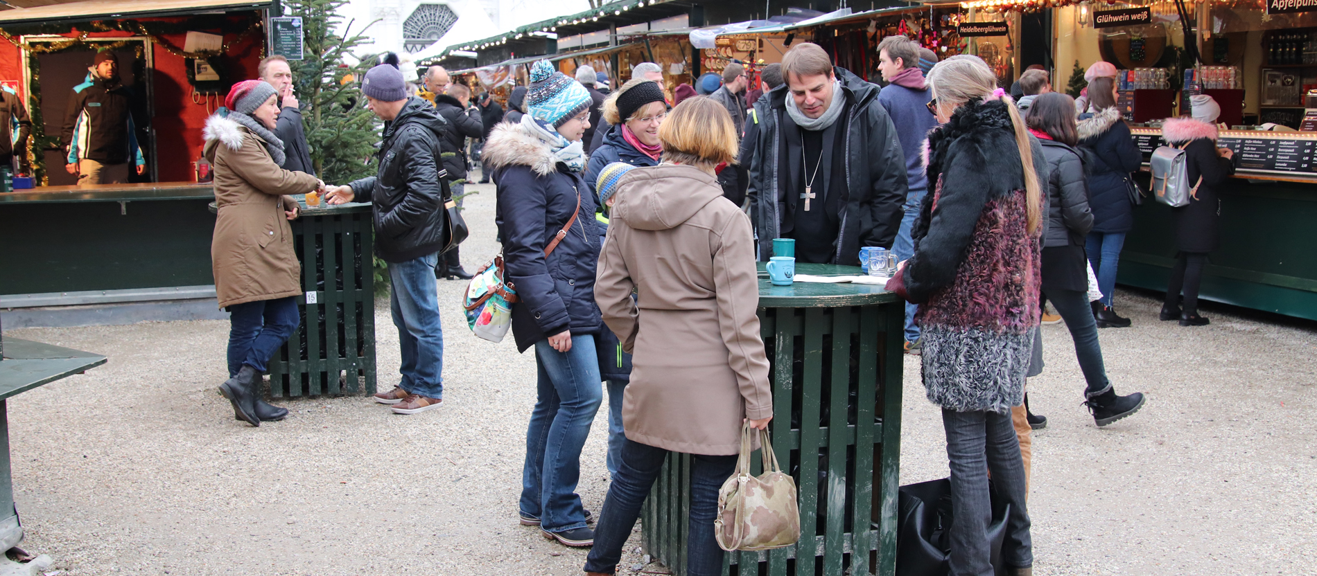 Bischof Oster auf dem Christkindlmarkt.