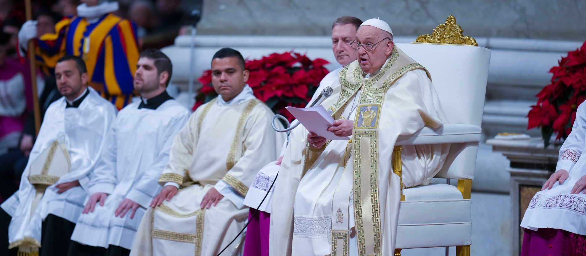 Papst bei der Christmette im Petersdom