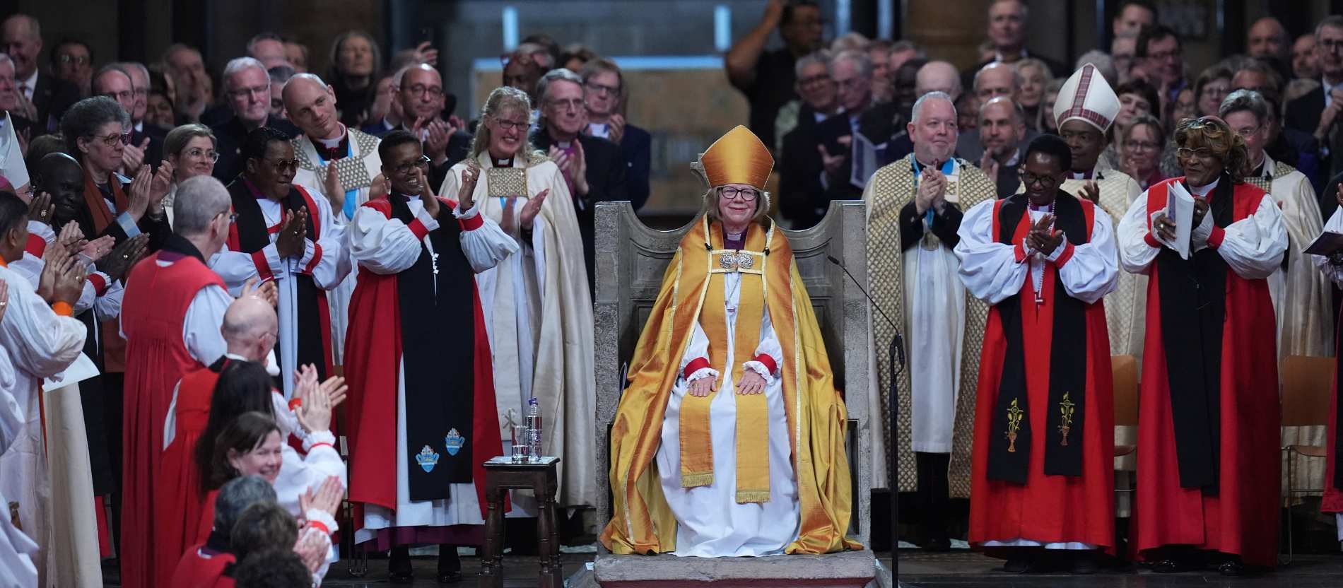Erzbischöfin Sarah Mullally ins Amt eingeführt
