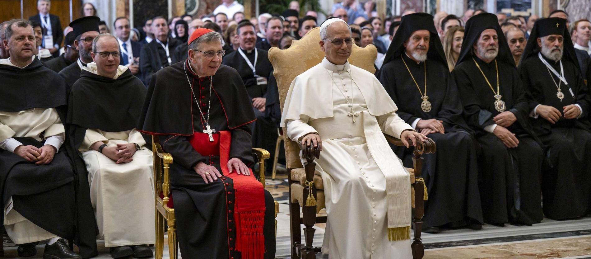 Kardinal Kurt Koch (l.) und Papst Leo XIV. beim Treffen mit Teilnehmern eines ökumenischen Symposiums zum Konzil von Nizäa am 7. Juni 2025 im Vatikan.