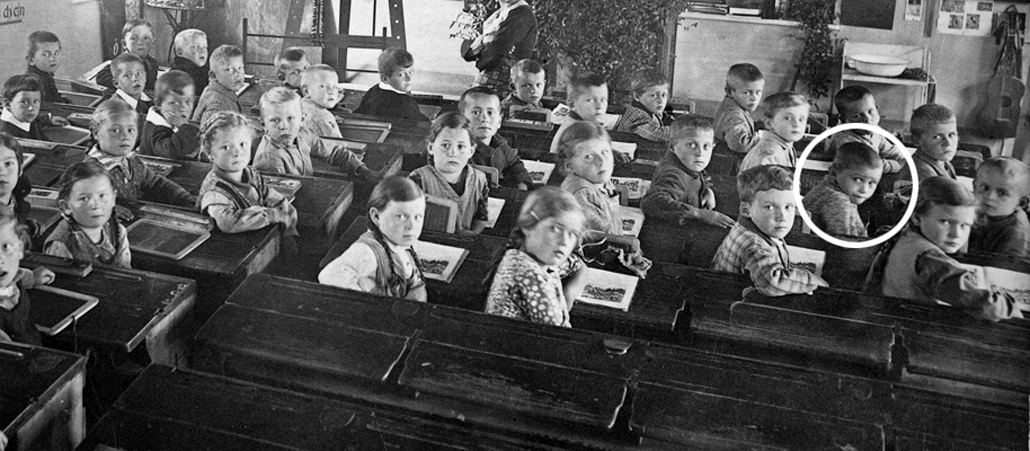 Während seiner Schulzeit gilt Joseph als stiller, aber ehrgeiziger Musterschüler. Besonderes Interesse zeigt er schon in jungen Jahren an den altphilologischen Sprachen Latein und Griechisch. Gegen seine Überzeugungen wird Ratzinger mit 14 Jahren in die Hitlerjugend aufgenommen. Die Mitgliedschaft ist obligatorisch für einen Jungen seines Alters. Die im Elternhaus vermittelten christlichen Werte kollidieren mit der Ideologie der nationalsozialistischen Machthaber. Bis Ende des Zweiten Weltkriegs wird der junge Ratzinger als Flakhelfer und zur Errichtung von Panzersperren eingesetzt. Schon zu dieser Zeit steht sein Entschluss fest, Priester zu werden.
