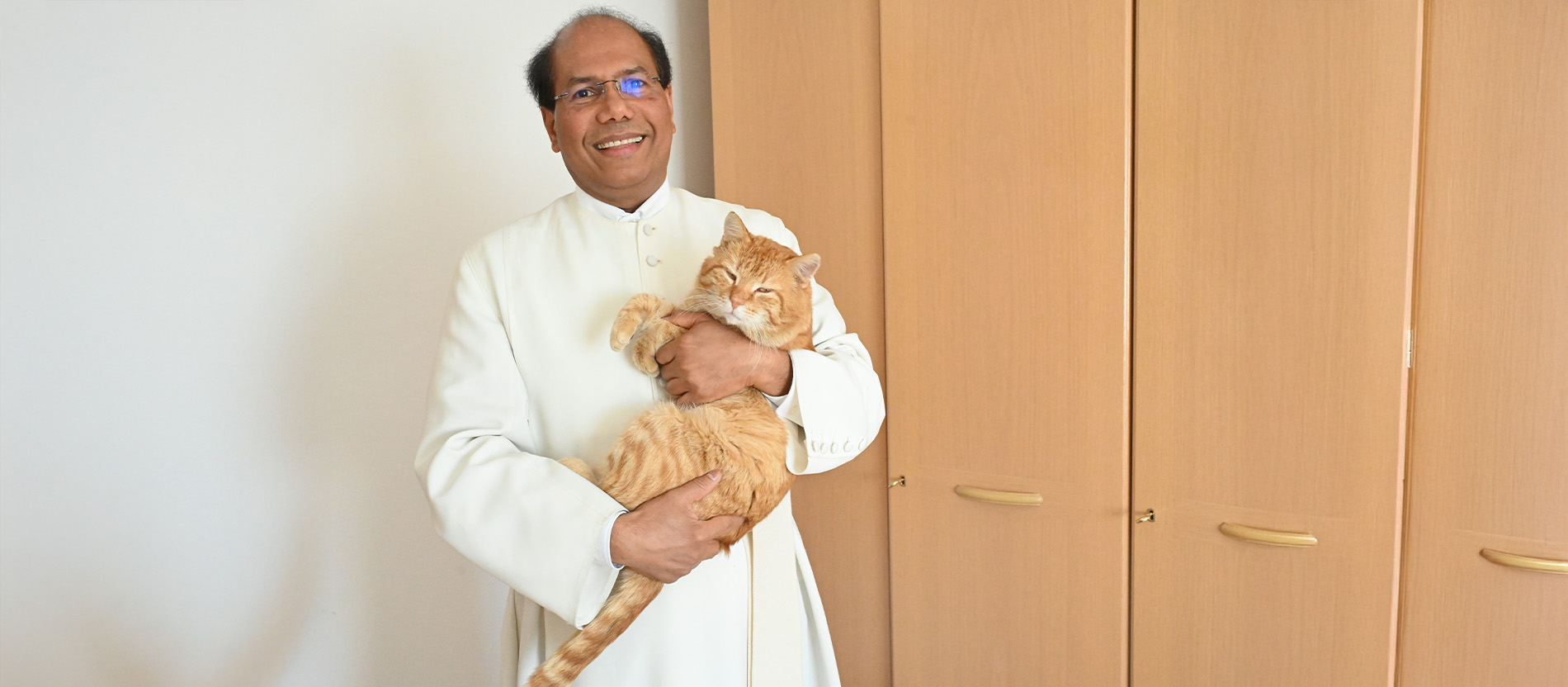 Ruhe und Gemütlichkeit: Pater Michael Sibu und sein Herz für Tiere
