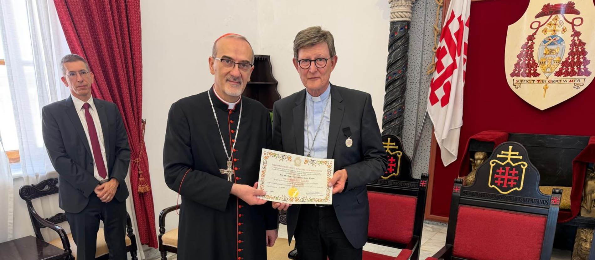 Der Lateinische Patriarch von Jerusalem, Kardinal Pierbattista Pizzaballa, und der Kölner Kardinal Rainer Maria Woelki mit einer Urkunde zur Verleihung der "Palme von Jerusalem in Gold".