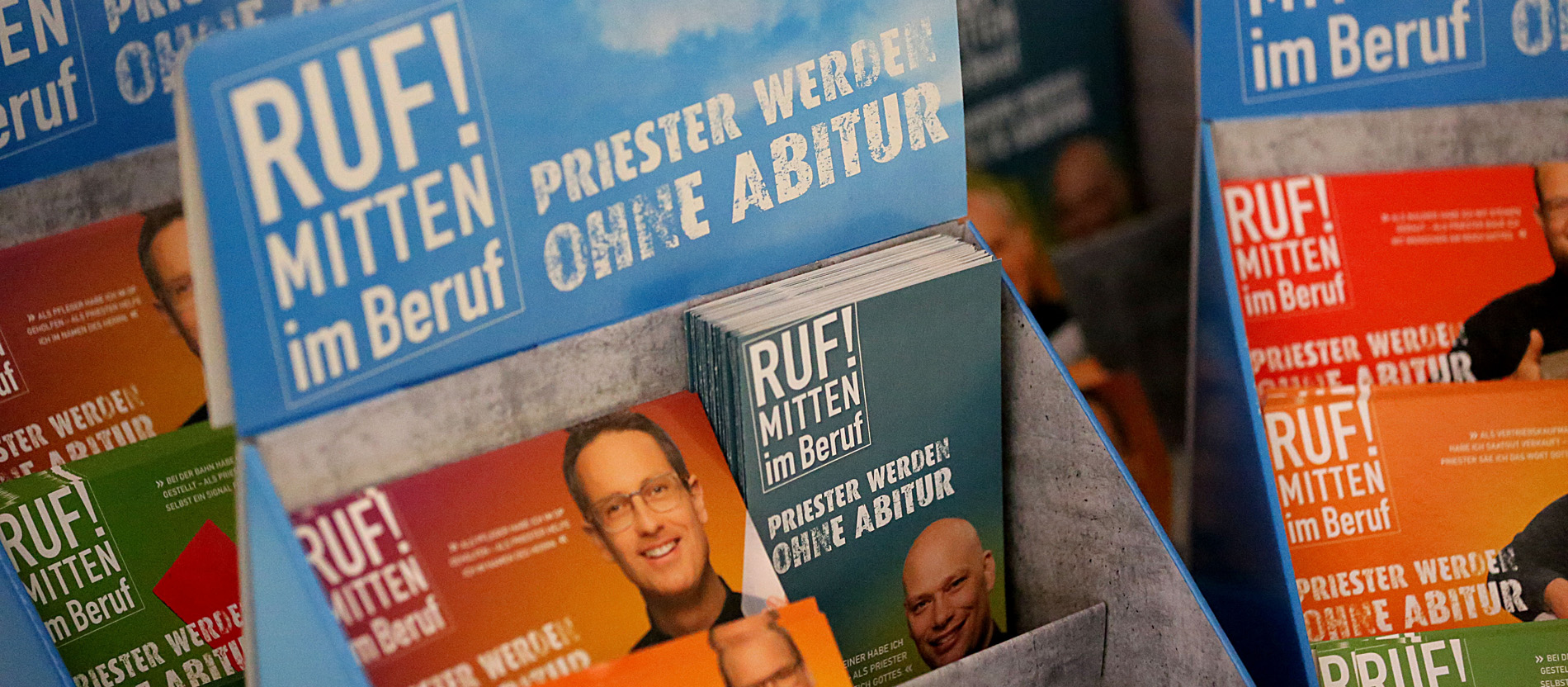 Werbematerial für die Ausbildung zum Priester.
