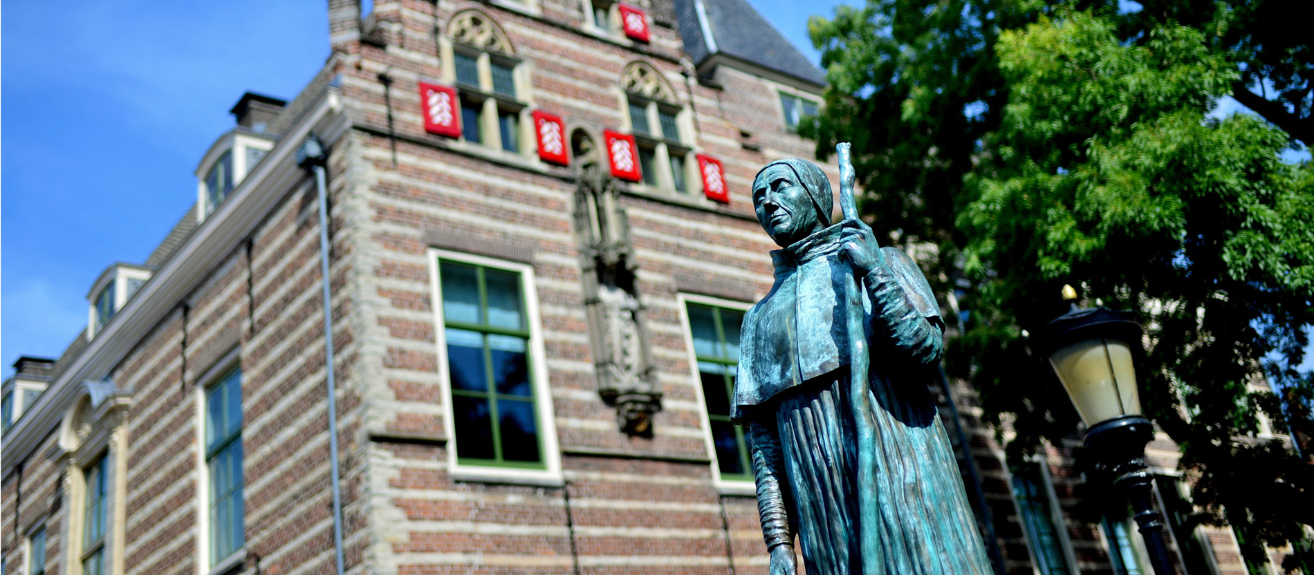 Eine Statue von Papst Hadrian VI. in Utrecht, Niederlande