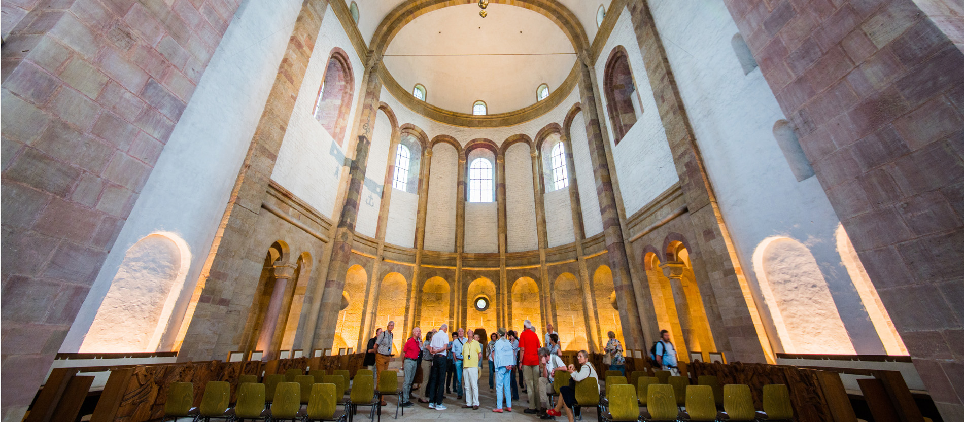 Besucher im Dom zu Speyer