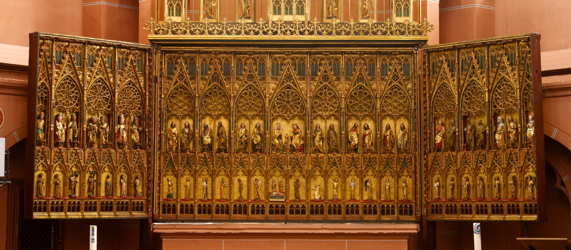 Sehenswert ist nicht nur ihr riesiger Goldaltar, sondern auch die mittelalterlichen Malereien im Kirchenschiff.