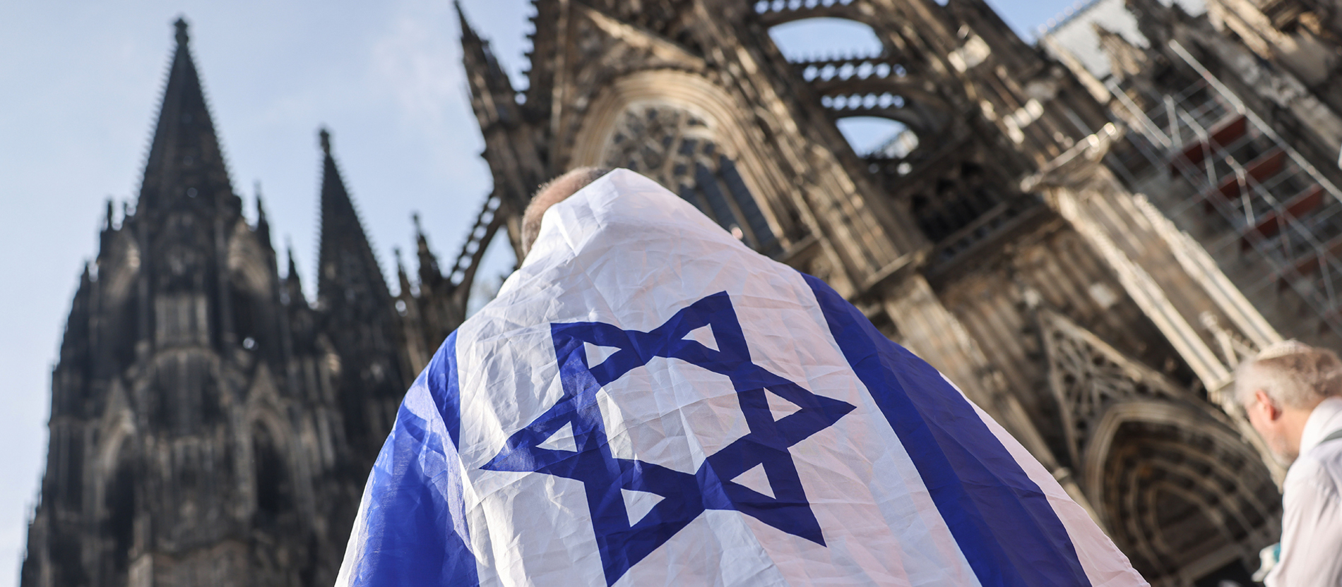 Israelische Flagge vor Kölner Dom