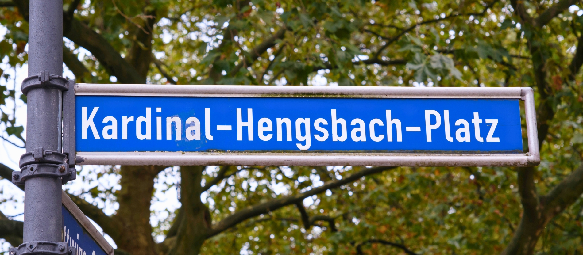 Straßenschild des ehemaligen Kardinal-Hengsbach-Platzes in Essen