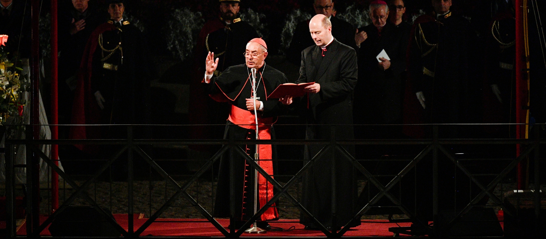 Kardinal Angelos De Donatis spendet den Segen beim Kreuzweg 2024 