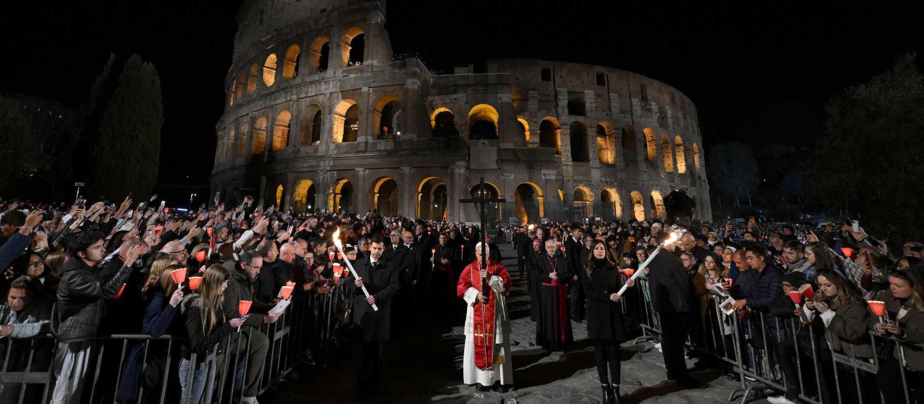 Erster Kreuzweg am Kolosseum mit Papst Leo XIV.