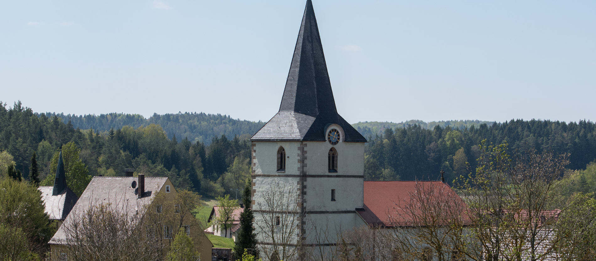 Kirche mit Bäumen