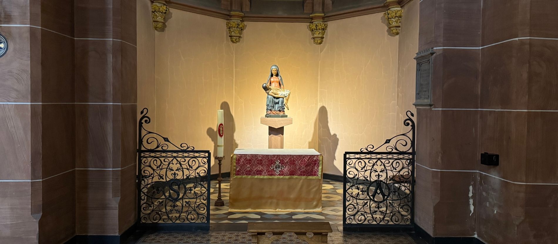 In der Kirche befinden sich Kunstwerke aus dem 15. Jahrhundert - hier die Pietà.
