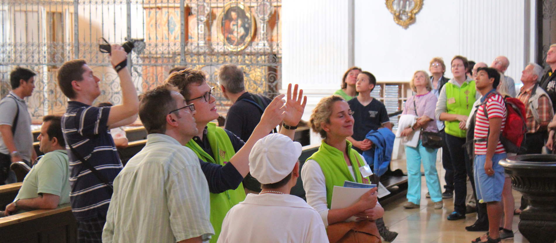 Eine Menschengruppe wird durch eine Kirche geführt