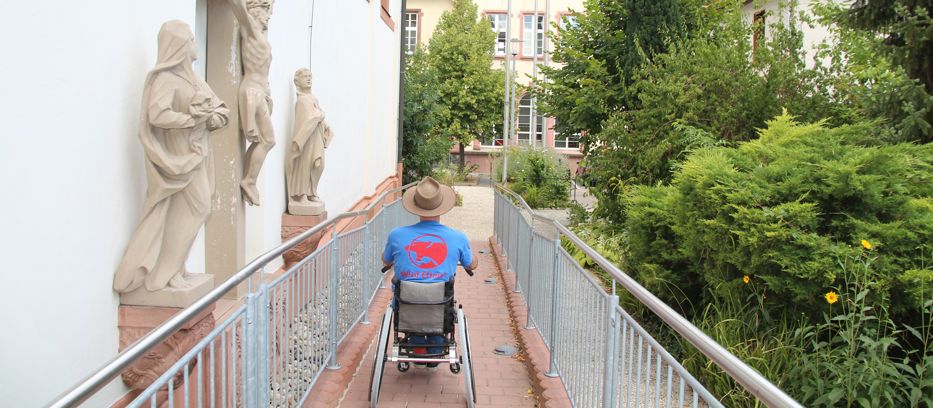 Ein Rollstuhlfahrer fährt eine Rampe herunter