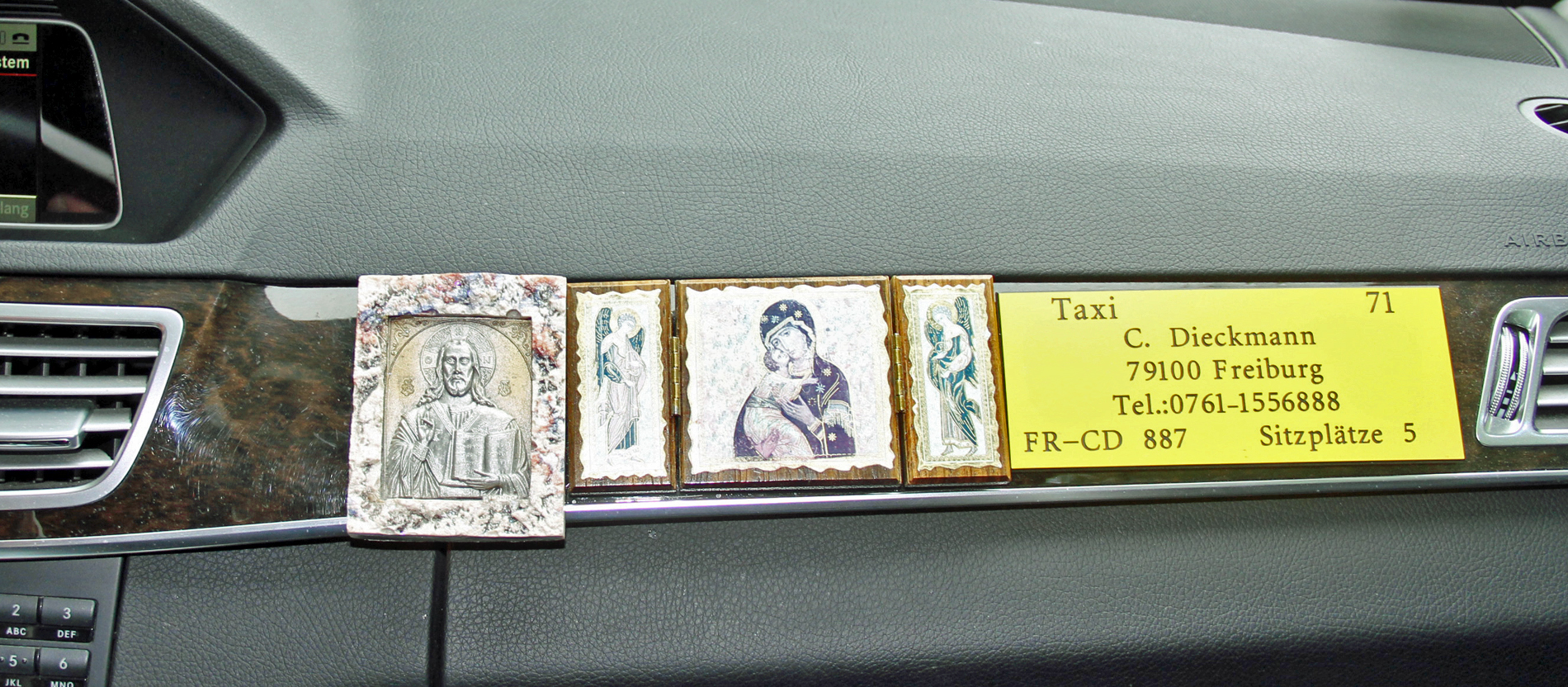 Bilder von Jesus und Maria in einem Auto an der Armatur